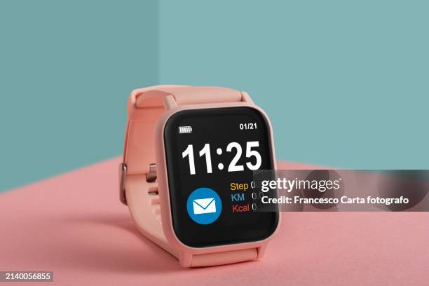 pink smart watch - cultura della gioventù foto e immagini stock