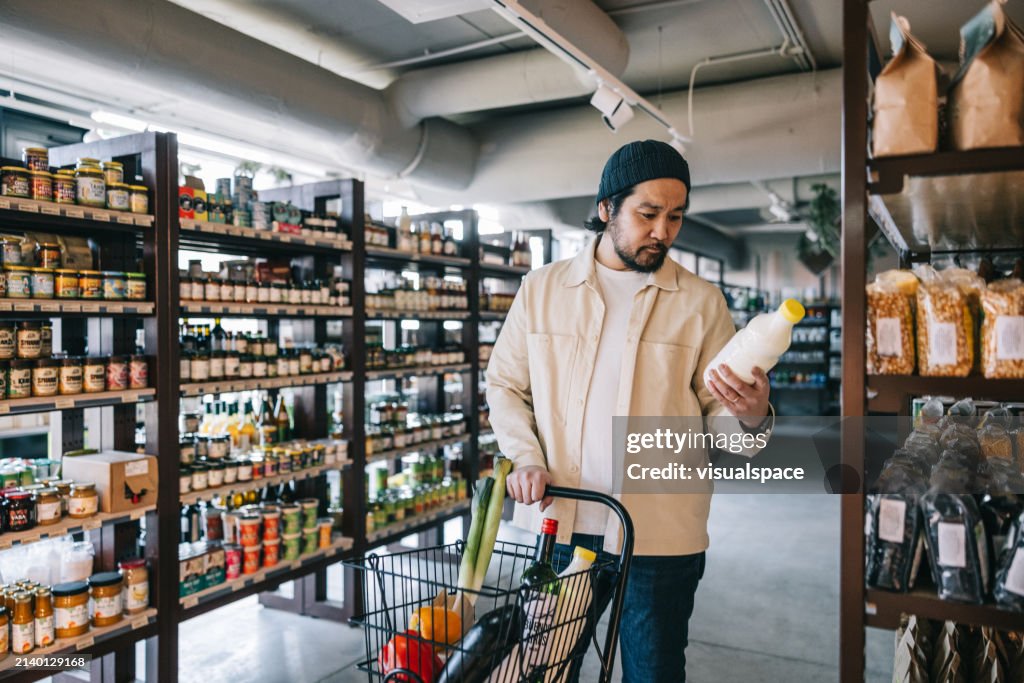 Japaner stöbert durch die Produkte des Bio-Supermarkts