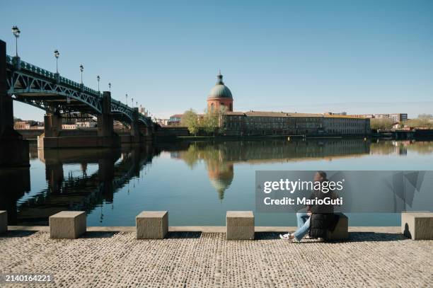 woman in toulouse - toulouse imagens e fotografias de stock