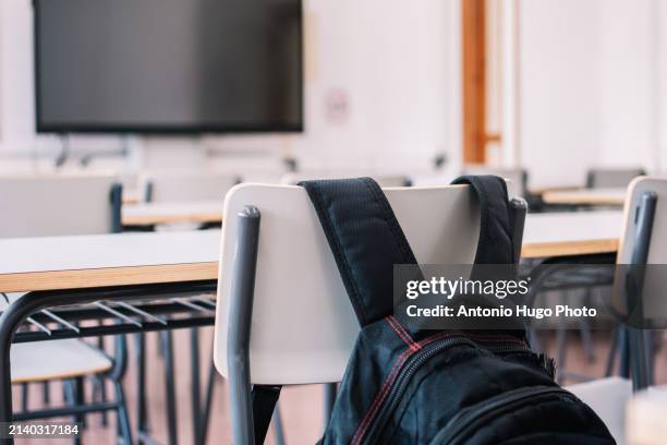 school bag in a classroom - edifício escolar imagens e fotografias de stock