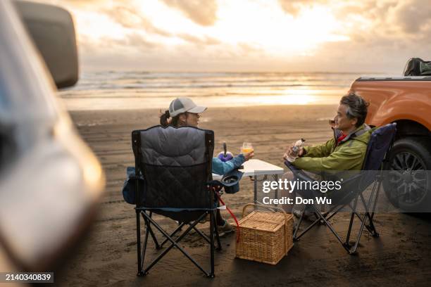 genießen sie einen wunderschönen blick auf den sonnenuntergang - vorruhestand stock-fotos und bilder