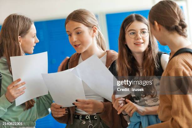 grupo de adolescentes viendo los resultados de las pruebas - calificación fotografías e imágenes de stock