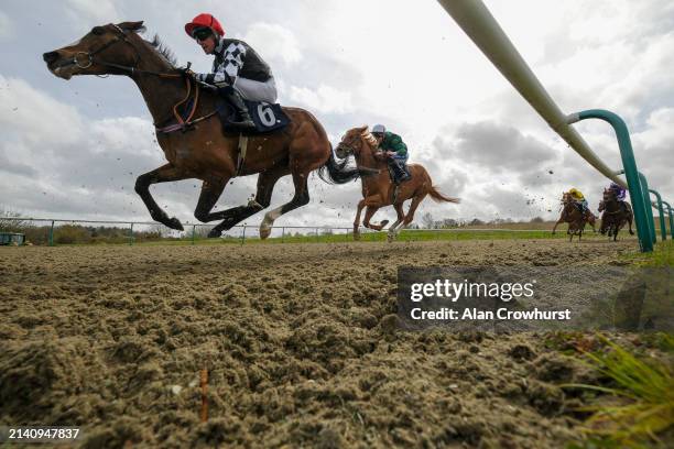 General view as runners turn into the straight during The Try The Racing App This Afternoon Restricted Maiden Stakes at Lingfield Park Racecourse on...