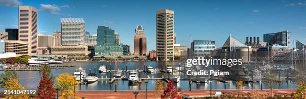 baltimore, maryland, horizonte panorámico de la ciudad y inner harbour junto al río patapsco - baltimore maryland fotografías e imágenes de stock