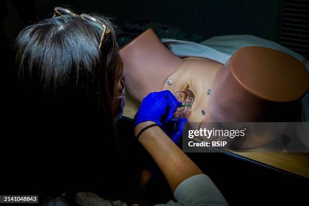 5th year medical students during a gynecology workshop. Realization of a vaginal smear.