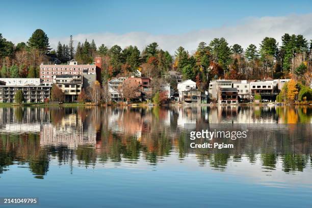 lake placid town over mirror lake in the adirondack mountains of new york state - lake placid town foto e immagini stock