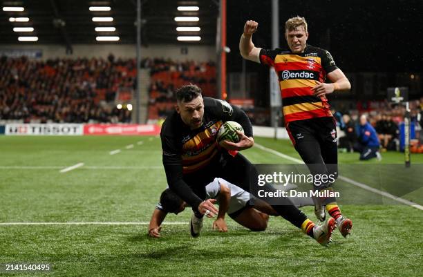 Jonny May of Gloucester Rugby dives in to score his team's second try, after evading Gauthier Doubrere of Castres Olympique , during the EPCR...