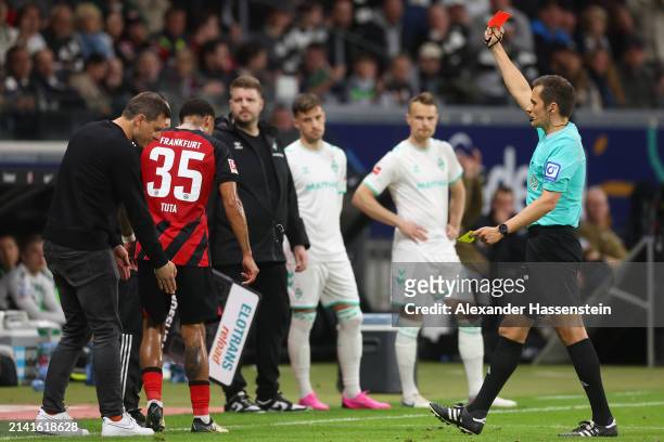 Referee Robert Hartmann shows a red card to Tuta of Eintracht Frankfurt during the Bundesliga match between Eintracht Frankfurt and SV Werder Bremen...