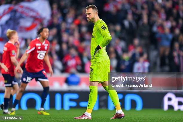 Pau Lopez of Olympique de Marseille reacts during the Ligue 1 Uber Eats match between Lille OSC and Olympique de Marseille at Stade Pierre-Mauroy on...