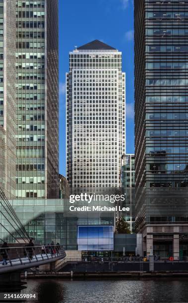 one canada square in canary wharf - canada tower stock pictures, royalty-free photos & images
