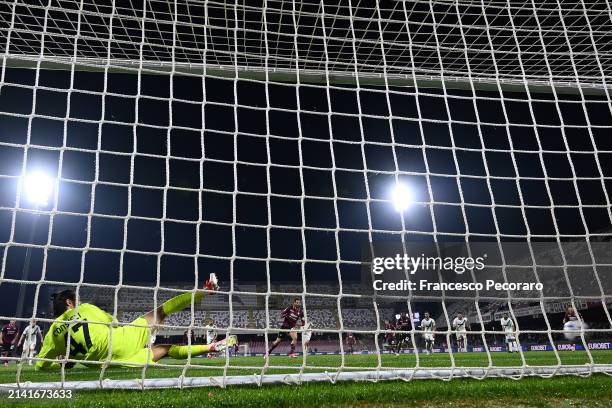Antonio Candreva of US Salernitana scores his side first goal during the Serie A TIM match between US Salernitana and US Sassuolo - Serie A TIM at...