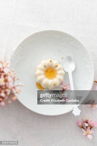 panna cotta with clover honey and pistachio - repas servi stock-fotos und bilder