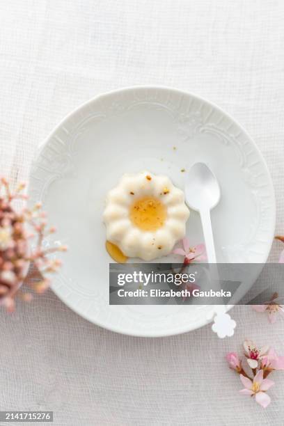 panna cotta with clover honey and pistachio - rafraîchissement stock pictures, royalty-free photos & images