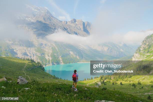 femme en randonnée près d’oeschinensee dans les alpes suisses - lac-oeschinensee photos et images de collection