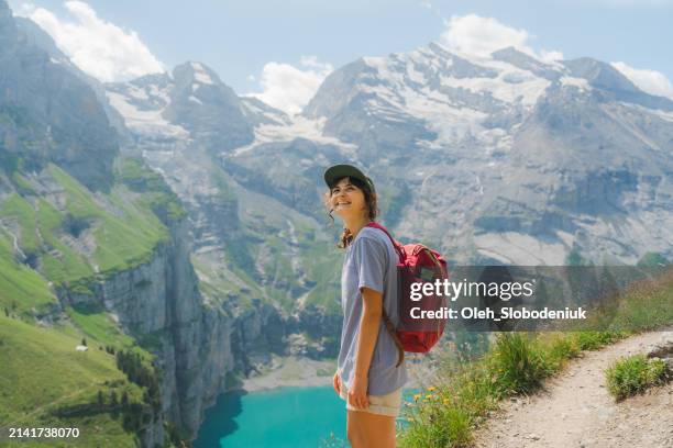 femme en randonnée près d’oeschinensee dans les alpes suisses - lac-oeschinensee photos et images de collection