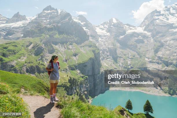 femme en randonnée près d’oeschinensee dans les alpes suisses - lac-oeschinensee photos et images de collection
