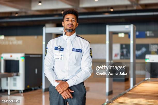 black male airport security worker - posto de controlo de segurança imagens e fotografias de stock