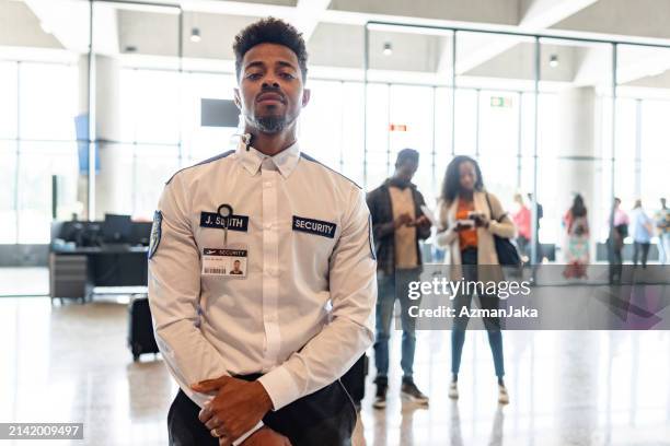 travailleur de la sécurité de l’aéroport de sexe masculin noir - agent de sécurité photos et images de collection