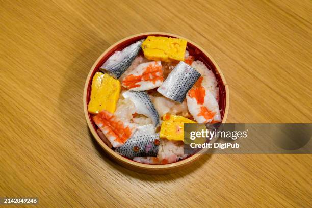 chirashi sushi bento with hinomaru composition - dashimaki tamago fotografías e imágenes de stock