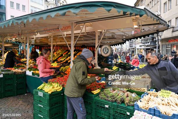 weekly market on the market square in bonn city center. - bonn stock pictures, royalty-free photos & images