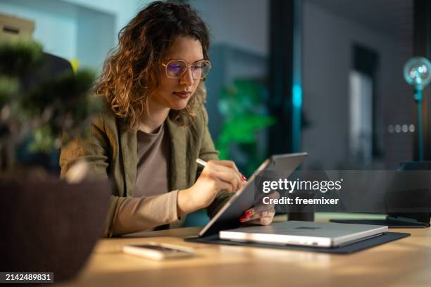 female virtual assistant at work place - digitized pen stock pictures, royalty-free photos & images