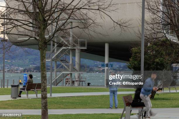 the pereda park and the botin museum or art in sight - the botin center for the arts and culture in santander foto e immagini stock