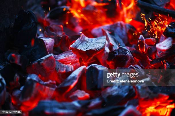 quema de brasas - carbon fotografías e imágenes de stock