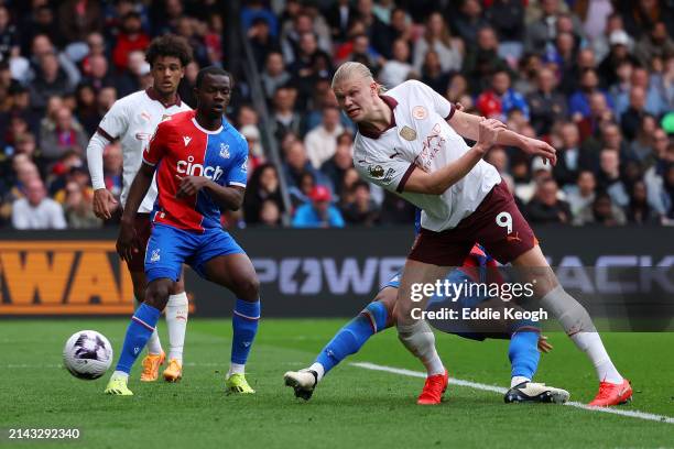 Erling Haaland of Manchester City scores his team's third goal during the Premier League match between Crystal Palace and Manchester City at Selhurst...