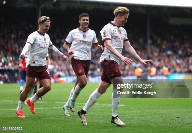 Kevin De Bruyne of Manchester City celebrates scoring his team's fourth goal during the Premier League match between Crystal Palace and Manchester...