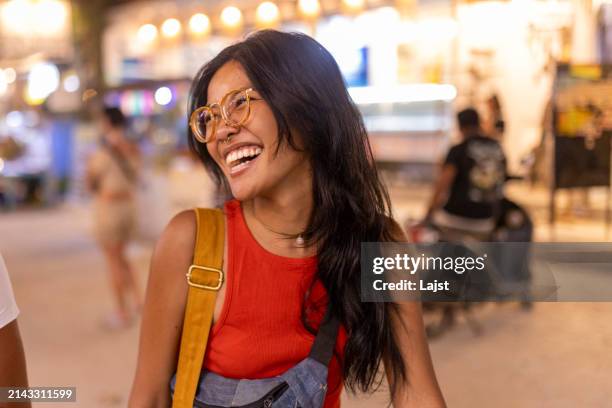 un'allegra donna asiatica si gode una passeggiata durante una notte d'estate - filippino foto e immagini stock