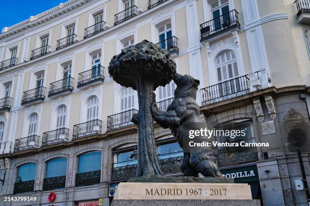statue of the bear and the strawberry in madrid, spain - oso fotografías e imágenes de stock