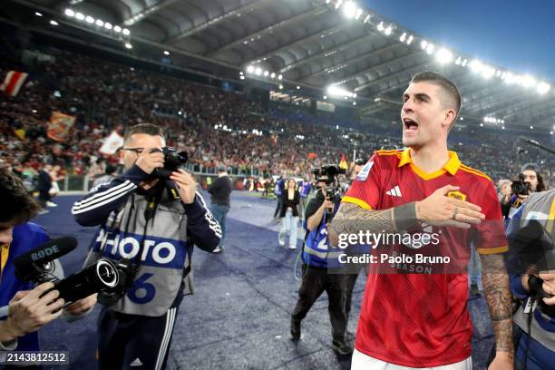 Gianluca Mancini of AS Roma celebrates the victory after the Serie A TIM match between AS Roma and SS Lazio at Stadio Olimpico on April 06, 2024 in...