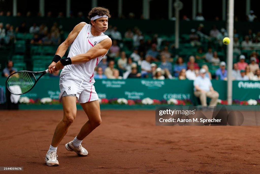 Ben Shelton of the United States returns a shot against Tomás Martín Ben Shelton of the United States returns a shot against Tomás Martín