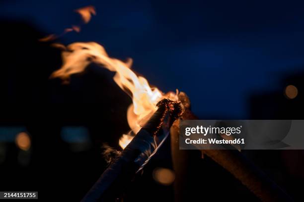 close-up of campfire burning at night - fakkel stockfoto's en -beelden