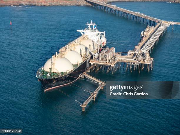 supertanker and jetty from above - australia jetty stock pictures, royalty-free photos & images