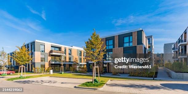 germany, baden-wurttemberg, leonberg, modern apartment buildings in new development area - westend61 stock-fotos und bilder