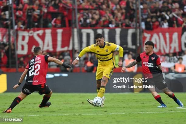 Marcos Rojo of Boca Juniors controls the ball against Juan Ramírez of Newell's Old Boys during a Copa de la Liga Profesional 2024 match between...