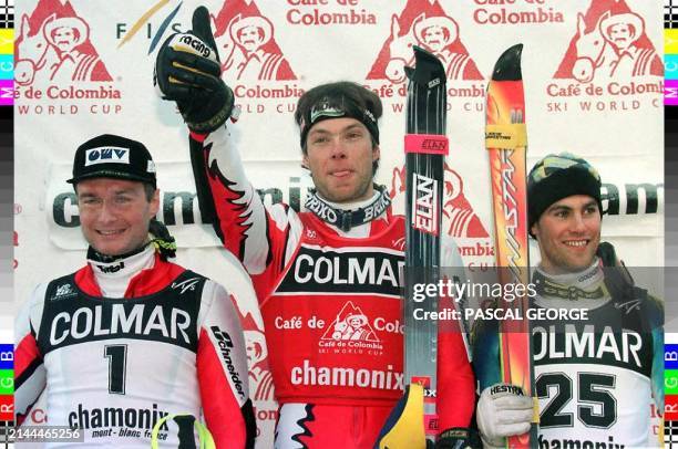 Le vainqueur autrichien Thomas Sykora , salue, le 12 janvier à Chamonix sur le podium, en compagnie de son équipier, Thomas Stangassinger second, et...