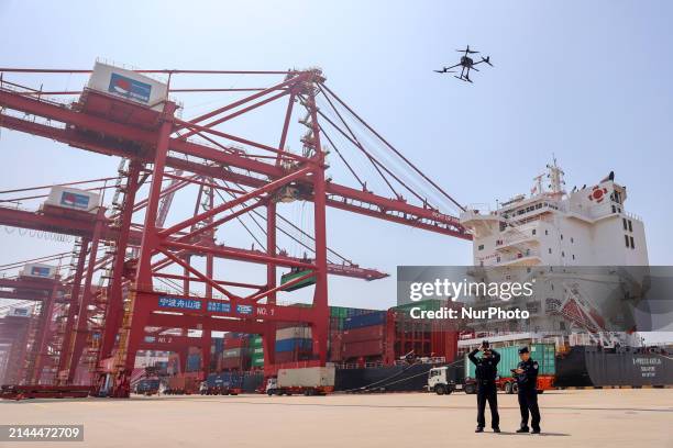 Police Container Terminal 1,267 Tracking Shipping Containers Stock Photos, High-Res Pictures, and ...