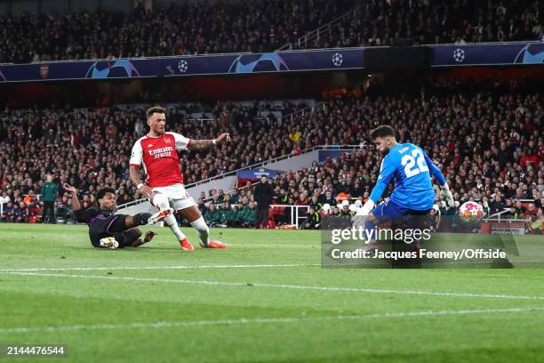 Serge Gnabry of Bayern Munich scores their 1st goal during the UEFA Champions League quarter-final first leg match between Arsenal FC and FC Bayern...