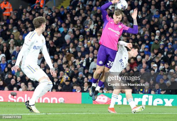 Jack Clarke of Sunderland can not reach a cross during to the Sky Bet Championship match between Leeds United and Sunderland at Elland Road on April...