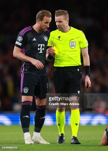 Harry Kane of Bayern Munich with Referee Glenn Nyberg during the UEFA Champions League quarter-final first leg match between Arsenal FC and FC Bayern...