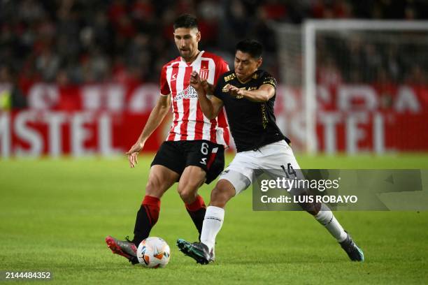 Estudiantes's defender Federico Fernandez and The Strongest's midfielder Diego Wayar fight for the ball during the Copa Libertadores group stage...