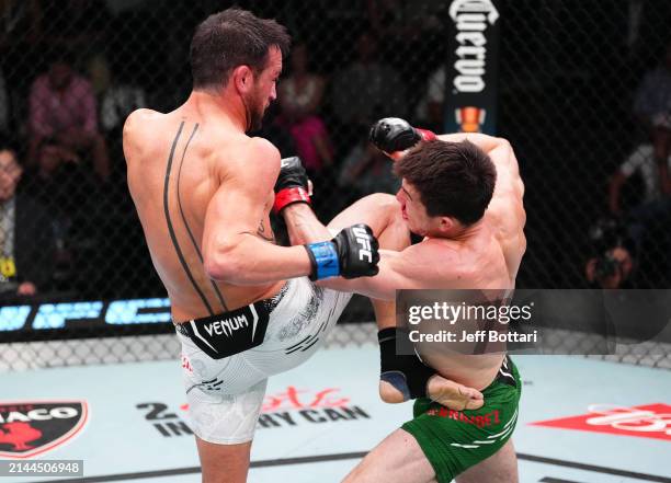 Damon Jackson knees Alexander Hernandez in a featherweight fight during the UFC Fight Night event at UFC APEX on April 06, 2024 in Las Vegas, Nevada.