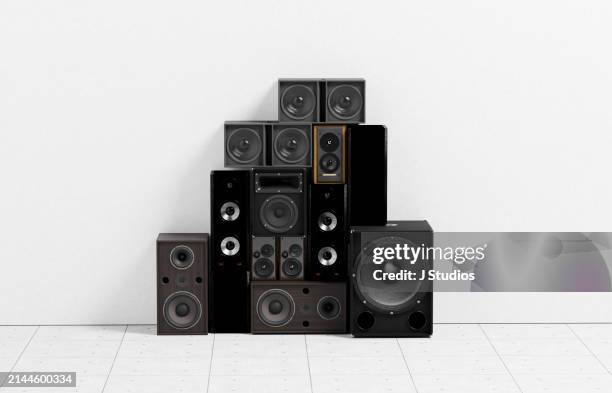 speakers and amps stacked on top of each other - versterker stockfoto's en -beelden