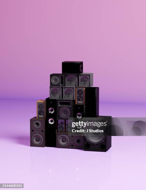 speakers stacked in a pyramid shape - versterker stockfoto's en -beelden