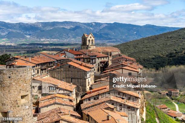 vue du haut du village de frías, burgos. - castille et leon photos et images de collection
