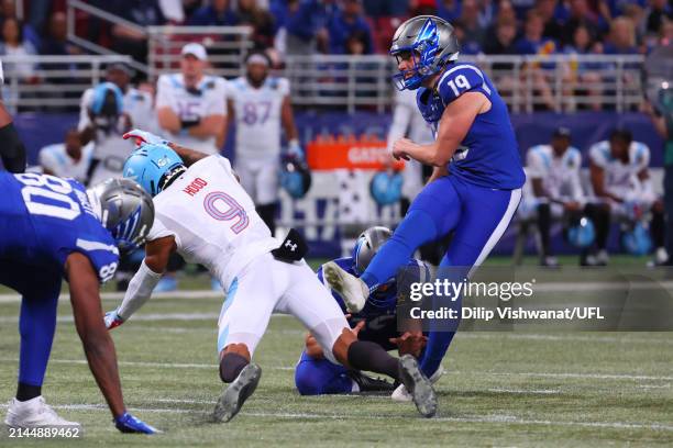 Andre Szmyt of the St. Louis Battlehawks attmepts a field goal in the fourth quarter during a game against the Arlington Renegades at The Dome at...