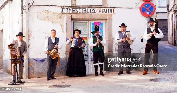 traditional folk musicians playing in the street. - músico ambulante fotografías e imágenes de stock