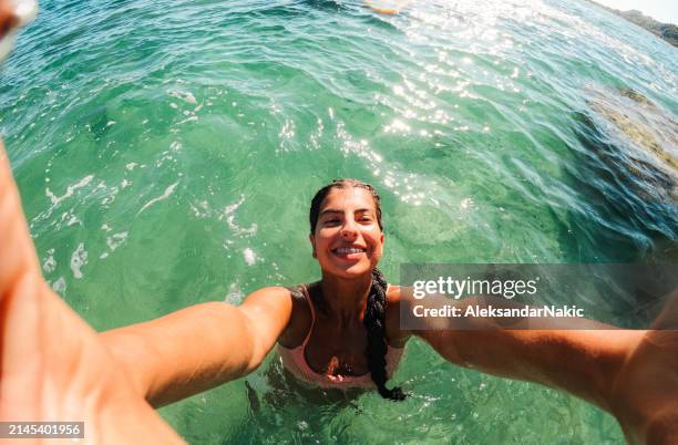 summertime selfie - strandvakantie stockfoto's en -beelden